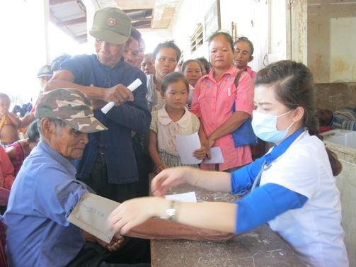 Các y bác sỹ trẻ khám bệnh cho người dân Lào
